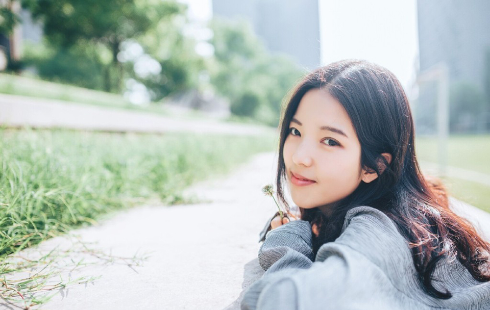 姐妹俩依言进来，大乔担忧的看了小乔一眼，连忙向吕布道：“夫君，妹妹她只是……毕竟当年也算相识一场，并不是……”